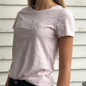 Rosa Morris t-shirt - Fin Morris t-shirt. Knappt använd.