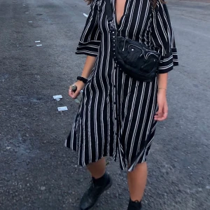 Klänning monki - Säljer denna snygga favoritklänning från Monki! Passar storlek XS-L och man kan justera storleken med ett skärp som knyts bak! 