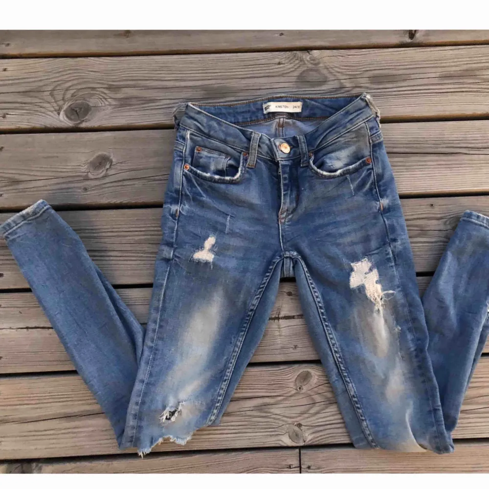 Blåa skinny jeans med hål/ripped från Ginatricot. Bra passform och ger svinfin form! Litet hål syns knappt men går lätt att sy ihop! Köpt för 500kr men med litet hål säljer jag för 90kr Köparen står för frakt.💙. Jeans & Byxor.