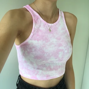 Tie dye färgat linne/topp 6. - Ett supersnyggt tie-dye färgat linne i en croppad modell. Har aldrig använt så det är nyskick. Frakt tillkommer på 22kr. Budgivning nu då många är intresserade! Skriv bud privat :) högsta bud: 125kr. Budgivning slutar idag 20:10