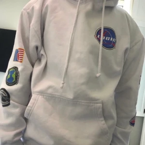Logic Hoodie - Köpt ifran hans hemsida för ungefär ett år sedan. Sparsamt använd och är i bra skick. Köparen står för frakt/möts i gbg. Pris kan diskuteras.