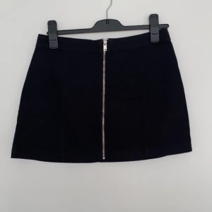 Kjol med dragkedja  - Svart kjol med dragkedja. Kan sänka priset vid köp av flera plagg