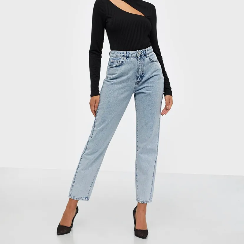 Blåa jeans från Gina tricot i storlek 36 i modellen ”dagny mom”. Säljer pga av att jag inte tycker jag passar i färgen på jeansen. Ordinarie pris 499 och säljer för 150 kr inklusive frakt eller så kan jag mötas i Stockholm❤️. Jeans & Byxor.