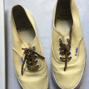Vans california  - Ett par vans i ljusgul färg med lädersnören. dom är måttligt använda, finns lite märken här och där. 