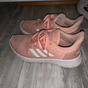 Adidas  - Säljer dom för att då jag inte gillar rosa så mycket och dom inte kommer till användning, dom är sparsamt använda storlek 36 men skulle mer säga att det är storlek 37 då ajg själv kan ha dom (har 37) 
