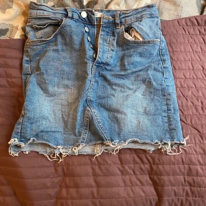 Ginatricot  - Kjol inköpt förra året på Ginatricot. Använd Max 4 gånger. 100kr plus eventuell frakt.