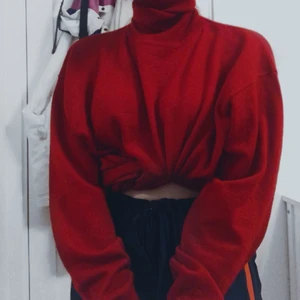 Röd oversized turtle neck ( knytbar ) - Storlek: L Köptes för 150 på en 2hand butik :)! Den är knytbar så man kan visa sin snatched Waist yuh   Dma för fler bilder!  