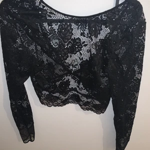 Spetstopp - Spetströja med öppen rygg. Mycket fint skick, storlek M men passar S/M! Frakt tillkommer💕