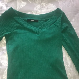 Tröja - En långärmad tröja från Bikbok. Använd men ff i bra skick! Frakt tillkommer. 