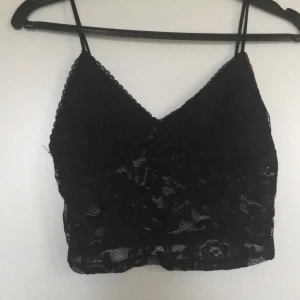 Svart spetstopp stl xs  - Svart spets crop top 