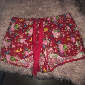 Blommiga mjukis shorts  - Blommiga mjukis shorts. Hela o rena 😘