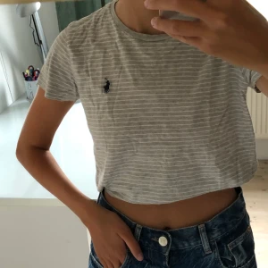 Ralp lauren - Säljer denna tshirt från Ralp lauren som jag personligen gillar att vika in! Frakt tillkommer📦