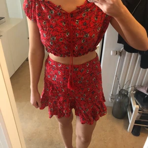 Set Gina Tricot storlek small  - Mönstrat set med kjol och topp från Gina Tricot i storlek small. Använt ca 2 gånger så det är därmed i bra skick. Kan postas eller hämtas i Norrköping. 220 kr eller högst bjudande. 