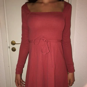 Fin klänning från NA-KD - Klänning från NAKD i storlek 34, aldrig använd 😇