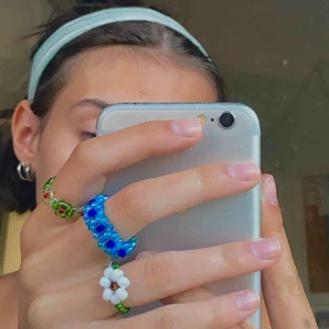  - Handgjorda ringar med blommor i olika modeller :) Ringen med endast en blomma kostar 50kr✨ Tillverkar fler vid visat intresse! Gör även halsband och armband :)   Frakt ingår i priset 