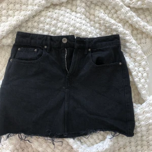 Svart jeanskjol - Gratis frakt! Svart jeanskjol från Zara. Nyskick! Normal längd.