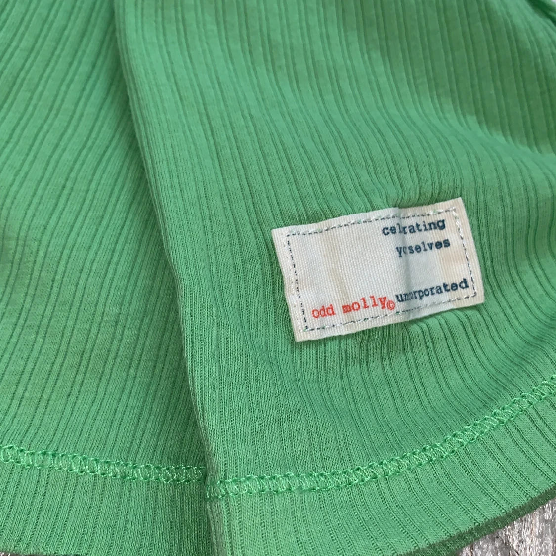 Grön ribbad Odd Molly t-shirt  - 91