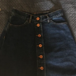 Jeanskjol - Mörkblå jeanskjol med knappar. Supersöt till sommaren. Använd sparsamt, men säljer nu. 