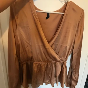 Oanvänd topp  - Storlek smal men stor i storlek så passar en medium också 