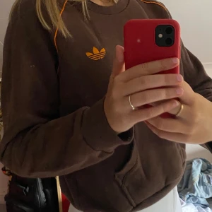Adidas sweatshirt  - Cool model som inte finns längre. Fick den oanvänd av min mamma. Ficka på magen och stort tryck i bak. Storlek 40 men skulle säga att den sitter som en S. 100kr + frakt