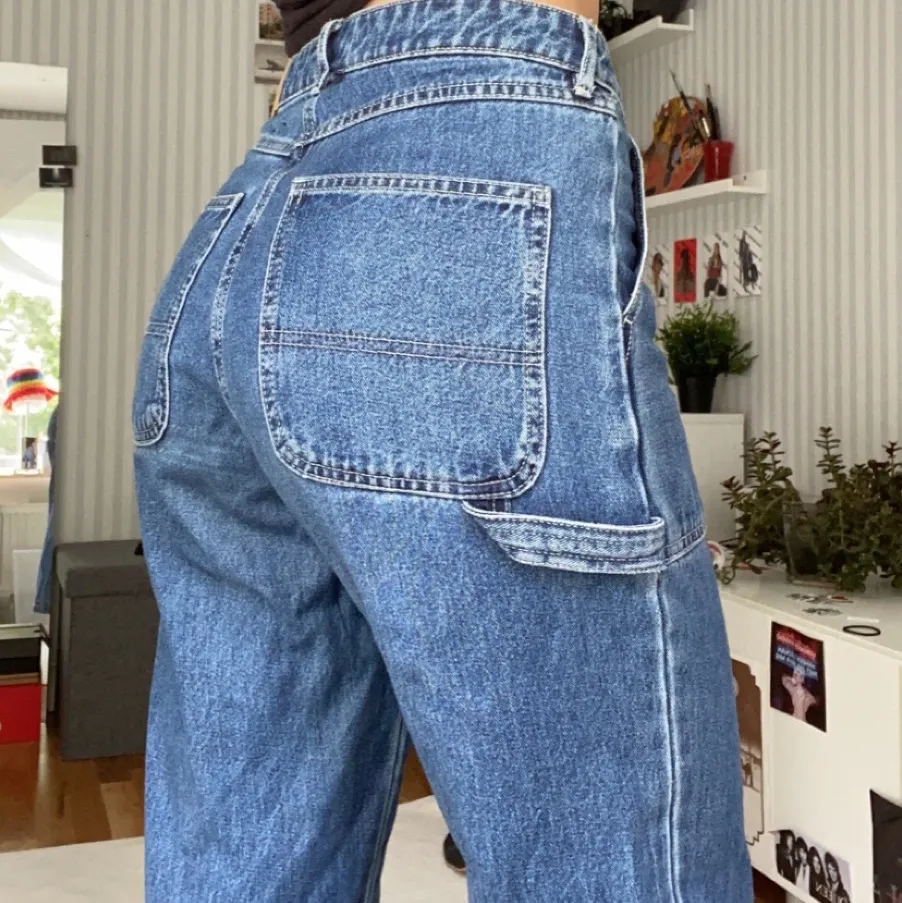 De perfekta carpenter jeansen i storlek 27. Jättefin modell men är tyvärr lite korta för mig som är 168 (andra bilden visar hur de sitter på mig) Hör av er för frågor eller fler bilder! 🥰. Jeans & Byxor.