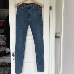 High waist Jeans  - Frakt tillkommer❗️, New✨ and never worn, elastic/stretch material, very comfortable fit🥰, Orginal price: 500kr