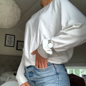 Vit oversized sweater - Vit oversized sweater från bik bok storlek m. Gott skick och inte använd mycket. Säljer endast pga fel storlek. Kunden står för frakt men jag kan mötas upp i umeå. 