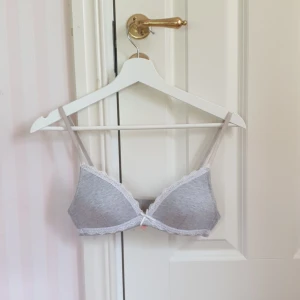 Bygellös bh - En superfin bygellös bh ifrån KappAhl. Grått tyg med vita spets detaljer. 🥰🥰