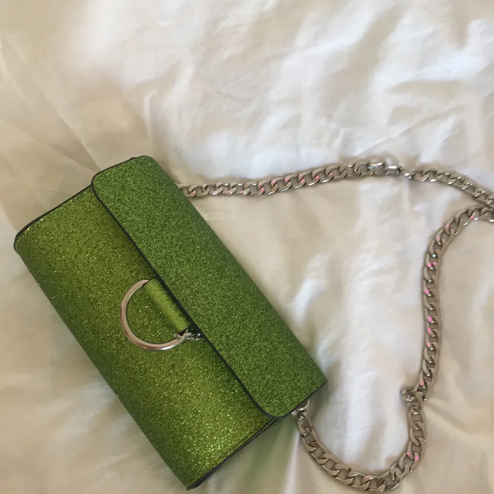 Grön glittrig axelbandsväska. Aldrig använd och är som ny. . Väskor.