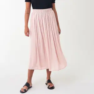 Söt rosa plisserad kjol från Gina Tricot. Använd fåtal gånger och i fint skick. https://www.ginatricot.com/eu/clothes/skirts/skirt-839373915