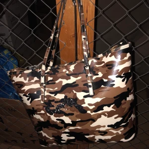 Kamouflage väska  - Lite sliten men annars hel . Priset kan diskuteras 🥰  stabil och ”hård” väska 