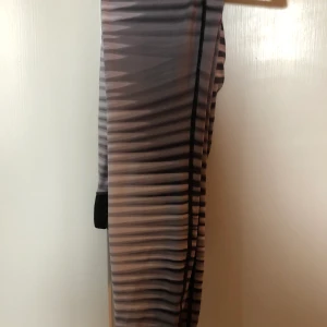 Träningsbyxor st S - Hej, säljer mina träningsbyxor då jag har köpt nya. De är i använt skick. De är från Only play