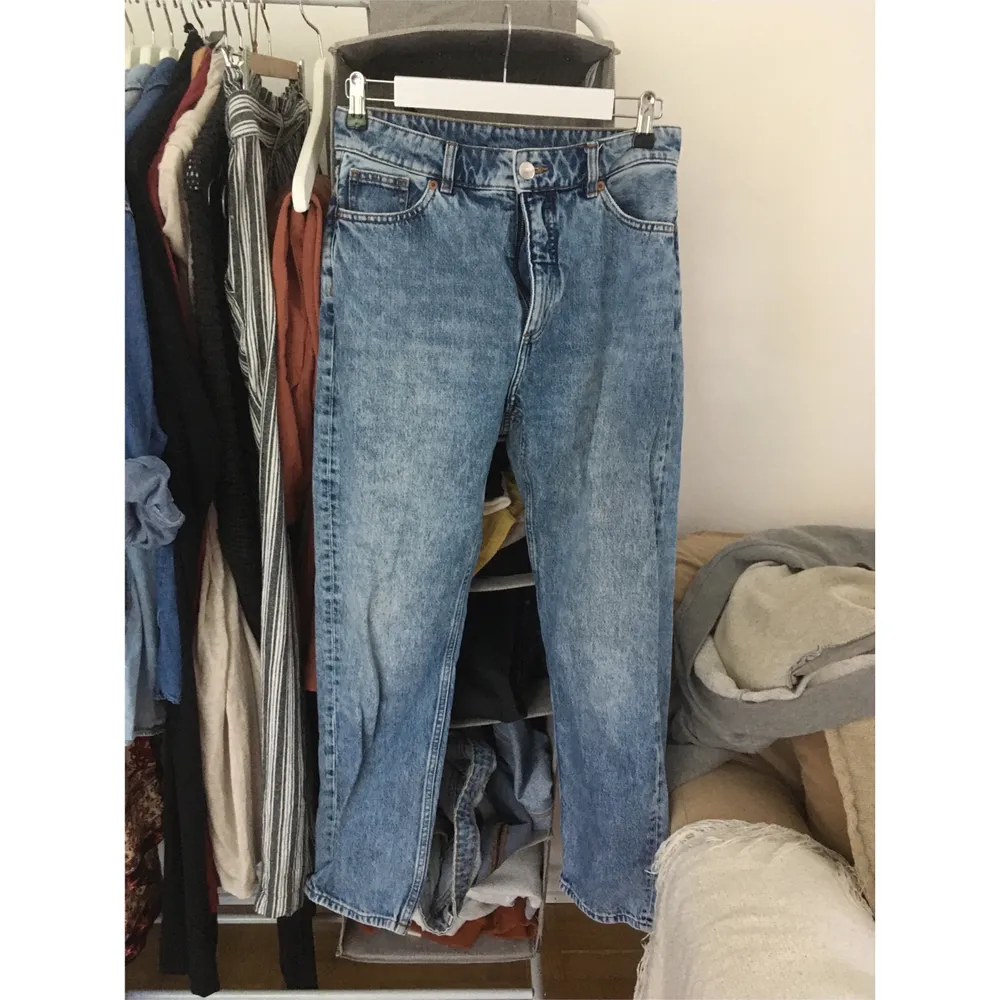 Ett par jeans från Monki med högre midja och ankellängd. . Jeans & Byxor.