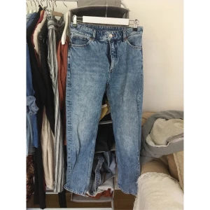 Jeans monki - Ett par jeans från Monki med högre midja och ankellängd. 