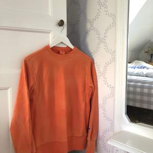 Orange sweatshirt från champion. Passar som en S. Skriv annars för mått, fler bilder eller förhandling av pris.
