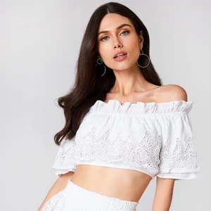 Somrig söt topp - Slutsåld! Söt och somrig topp från Linn Ahlborg x Nakd. Fint skick