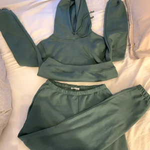 Mjukis dress från Nelly (croppad tröja) - Dessa är andvända endast 1 gång, så dem är i nästan helt nytt skick. 