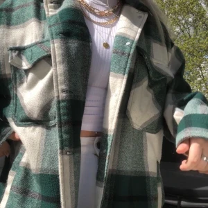 rutig skjortjacka från zara  - säljer denna populära jacka från zara för den tyvärr inte kommer till användning. fint skick och stl S men passar XS-M. köparen står för eventuell frakt!💓pris kan diskuteras 