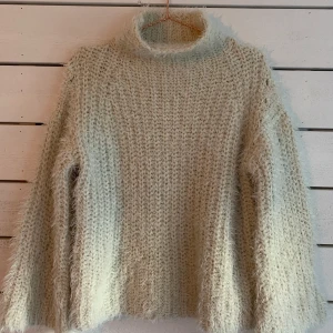 Tjocktröja - Mysig tröja från ginatricot. Storlek s. Frakt tillkommer.