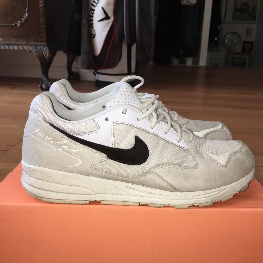 Sjuka nike skor från en collab med fear of god i storlek 43, tyvärr lite för små för mig vilket är synd då det är riktigt feta pjucks, allt OG ingår kvitto,extra laces och box. Skick 9/10, passa på och köp bra sommarsko😛 . Skor.