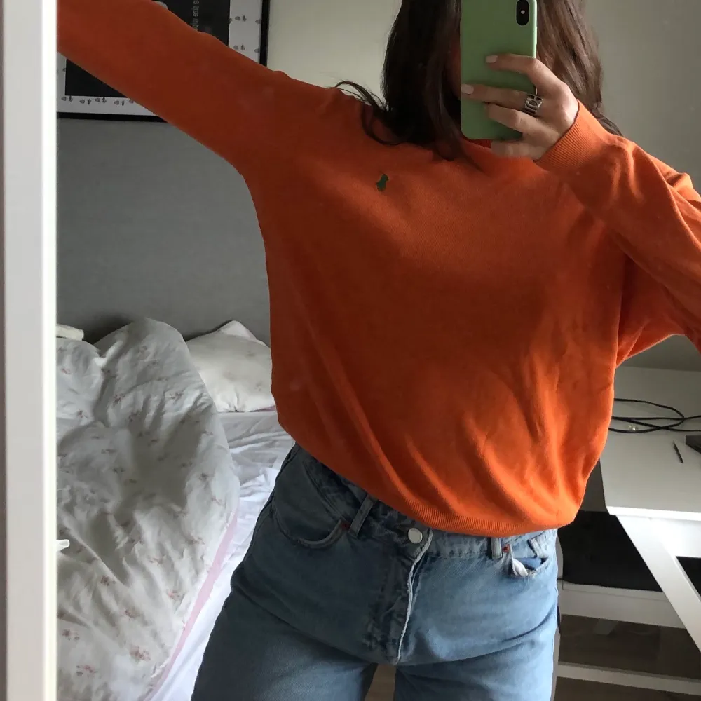 En vintage orange tröja, storlek S men är stor pga av att det är en killstorlek! 🧡. Tröjor & Koftor.