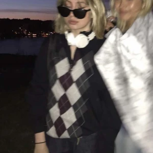 Rutig half zip - Riktigt cool vintage half zip med ett morfars tryck på hehe. Frakten blir runt 90 kr🥰