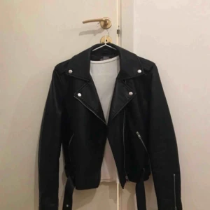  - jacka i skinnimitation, köpt för 500 men endast använd 1/2 gånger. fraktar inte men möts upp i stockholm