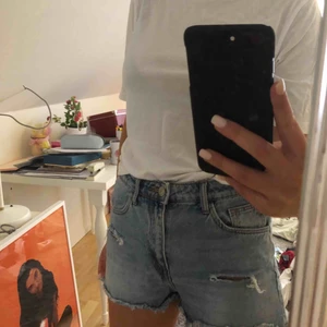  - Jeansshorts från H&M, använda ett fåtal gånger. 
