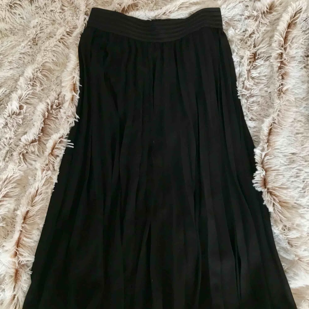 Säljer min sååå snygga plisserade svarta kjol. Vet inte riktigt vart den kommer ifrån men det märks att kvalitén är bra. Säljer på grund av att den är en aning för stor för mig i midjan vilket är sååå synd😢men men. Fraktar men fraktkostnad tillkommer . Kjolar.