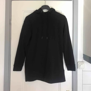  - Oversized hoodie i längre modell. Strl S men skulle även säga att den passar M. Mjuk sweatshirtkvalité så lite tjockare material. Säljer på grund av använder den inte längre. Köparen står för frakten 🖤