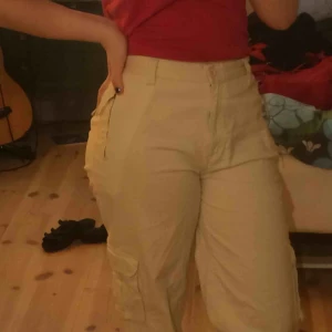  - Jette mjuka och sköna ljusa byxor från casual woman med två skysterbara spenen vid hylsorna så man behöver inget skärp, brukar vara storlek 38 men kan ha dem här pga dem!