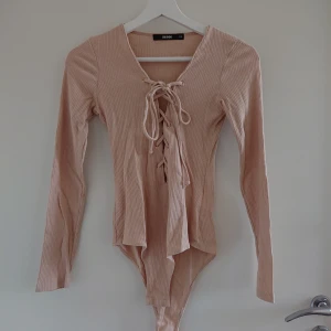  - Beige Body från Bik Bok i storlek XS. Använd en gång. Riktig snygg! I mycket gott skick! 
