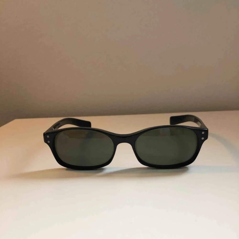 Säljer dessa Solglasögon från D&G, Perfekta för sommaren 👍🏻. Allt är ingår och är i bra skick. Accessoarer.