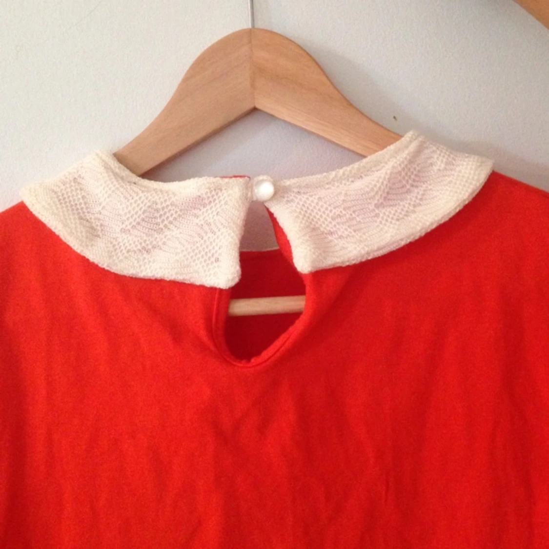 Jättesöt tröja med krage :))) lite mer orange än på bilden! Aldrig använd, prislappen kvar